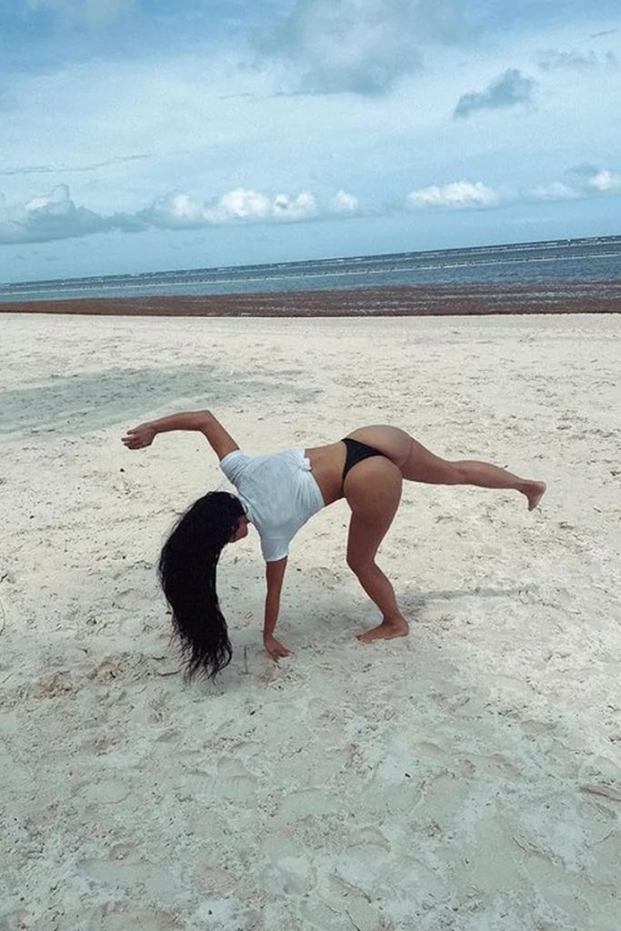 Kim Kardashian de camisa branca e biquíni preto