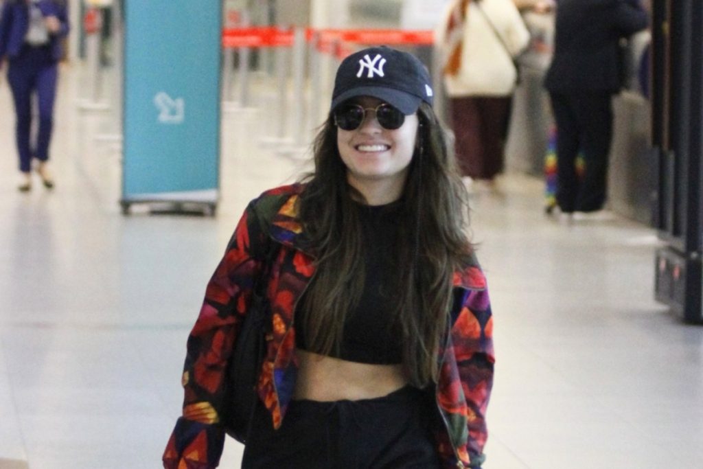 Larissa Manoela distribuiu sorrisos para os fotógrafos