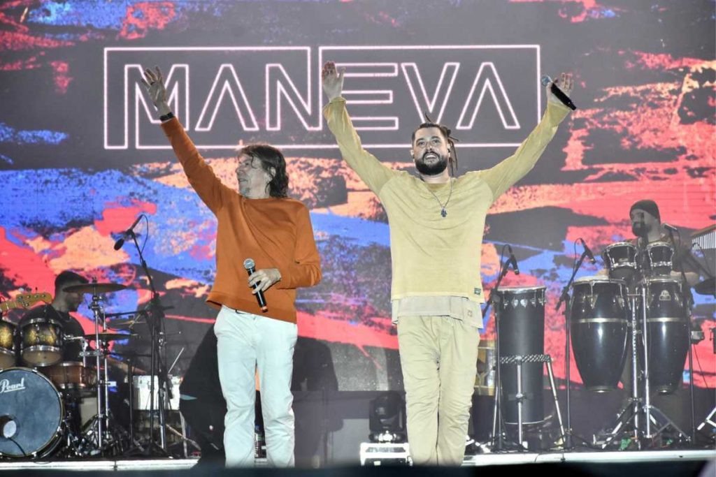 Lenine e Maneva cantando no Festival de Inverno de Garanhuns