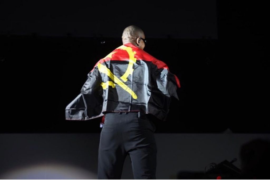 Leo Santana com a bandeira de Angola