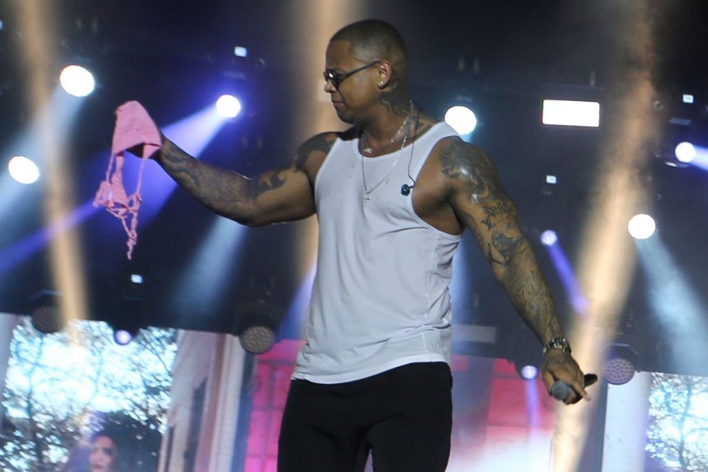 Léo Santana com calcinha de fã