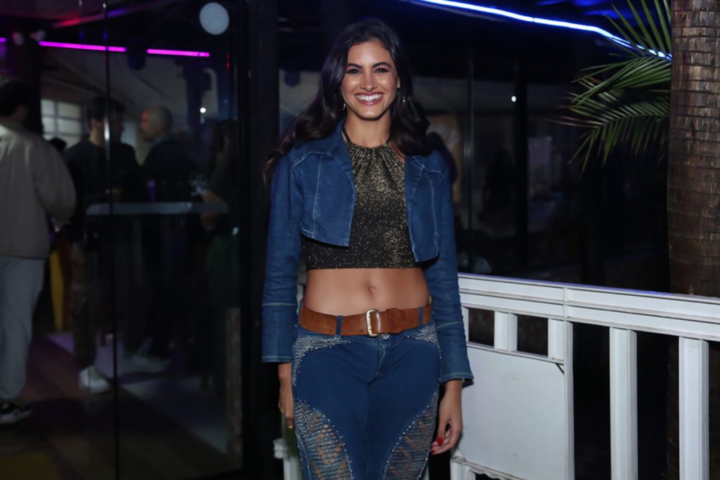 Letícia Salles deixou a barriga à mostra na ocasião