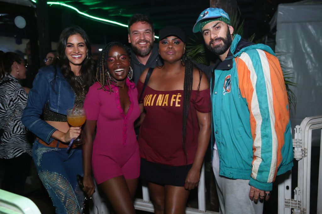 Letícia Salles, Clara Moneke, Emílio Dantas, Carla Cristina e Lucas Oradovschi posaram juntos