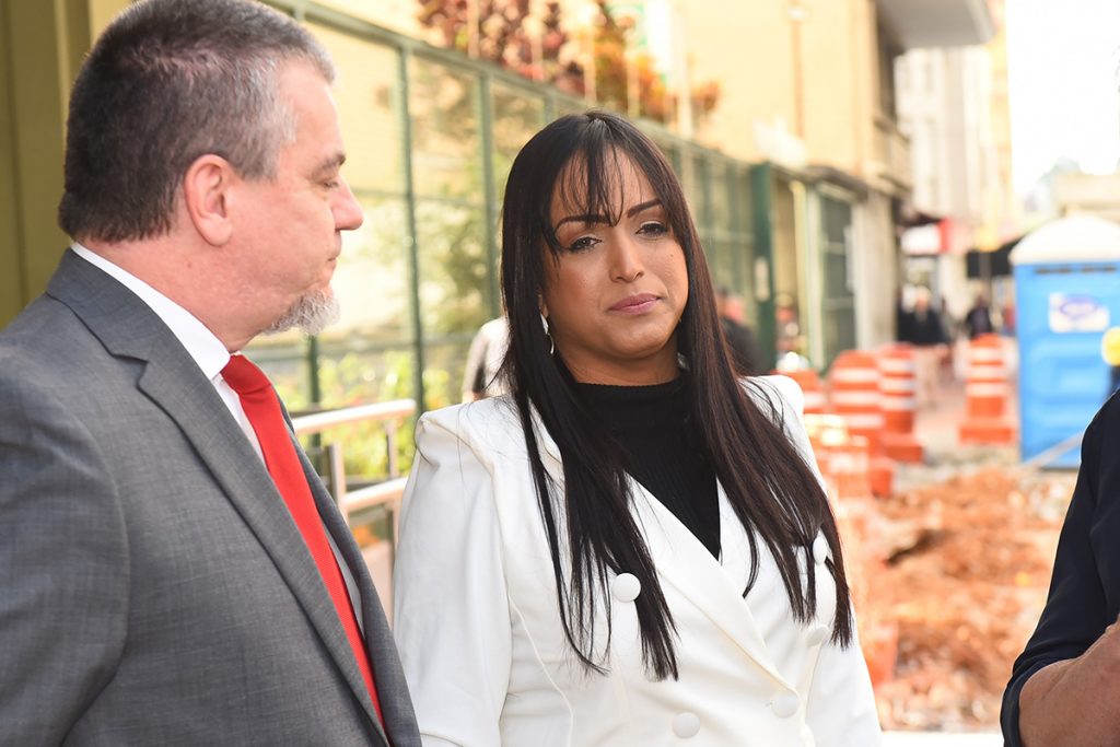 Lisa Gomes chora ao chegar para depor em delegacia