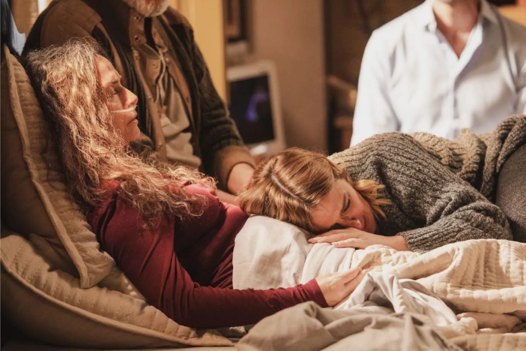 Lumiar (Carolina Dieckmann) chora ao ver a mãe morta