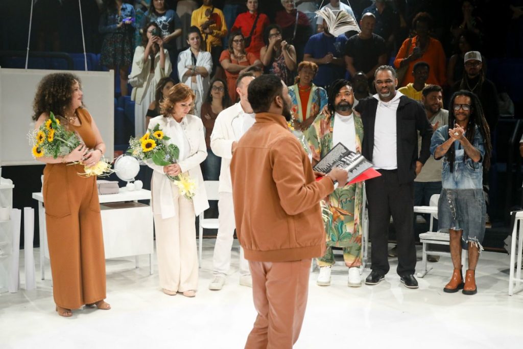 peça inspirada no lviro de manoel soares