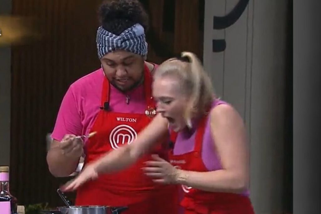 Stephanie, participante do Masterchef queima a mão