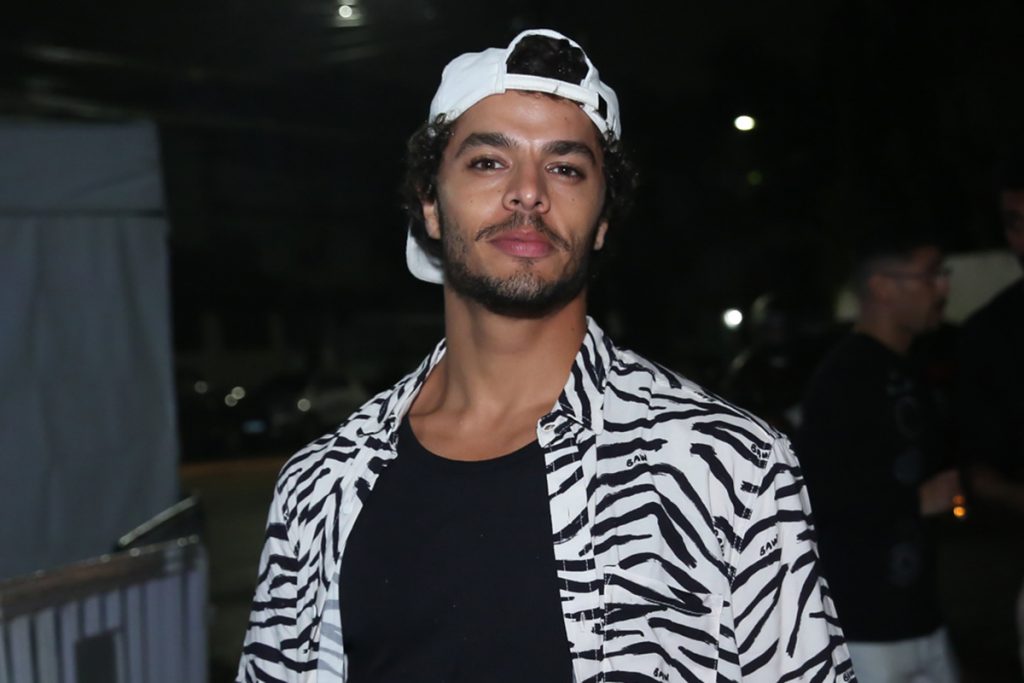 Matheus Abreu posou para os fotógrafos no local