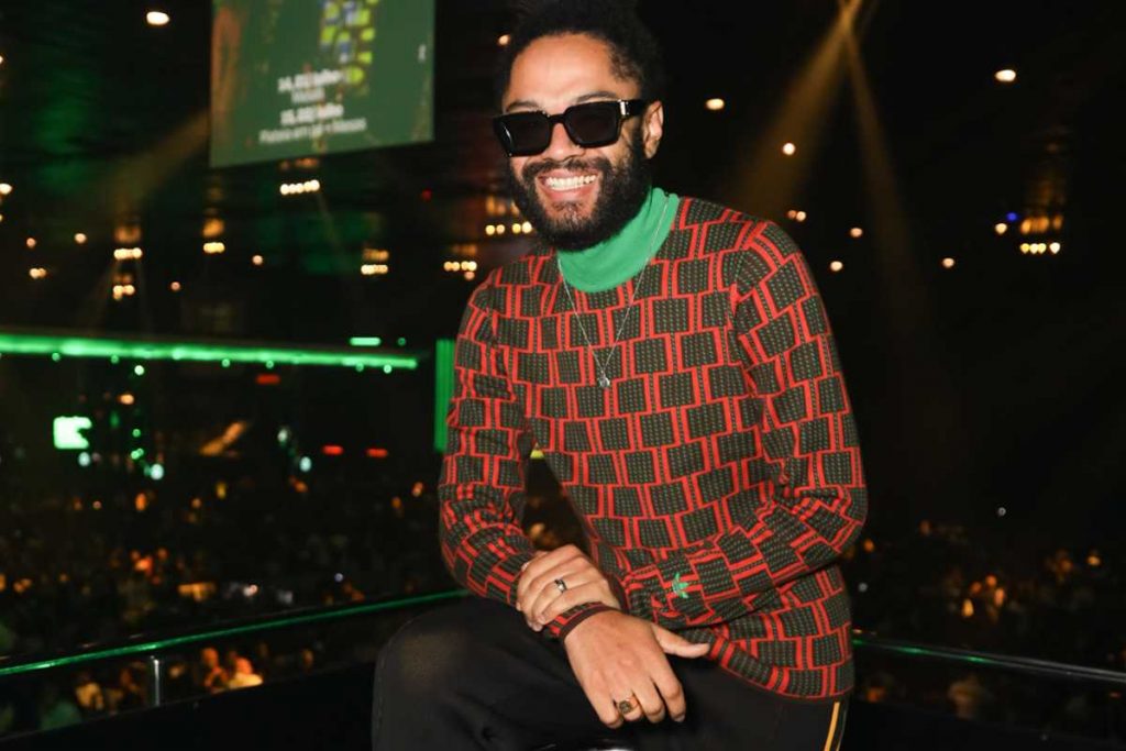 Fióti prestigiando show de Thiaguinho