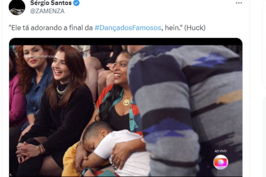 Menino dormindo no colo da mãe na plateia do