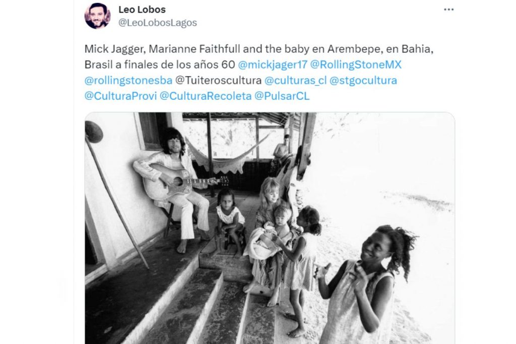 Post da foto de Mick Jagger na vila hippie de Arembepe, interior da Bahia, nos anos 60