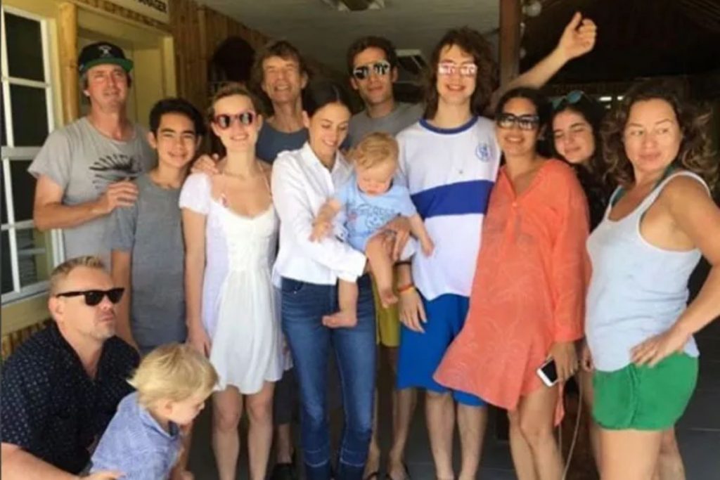 Mixk Jagger com os filhos e parte dos netos
