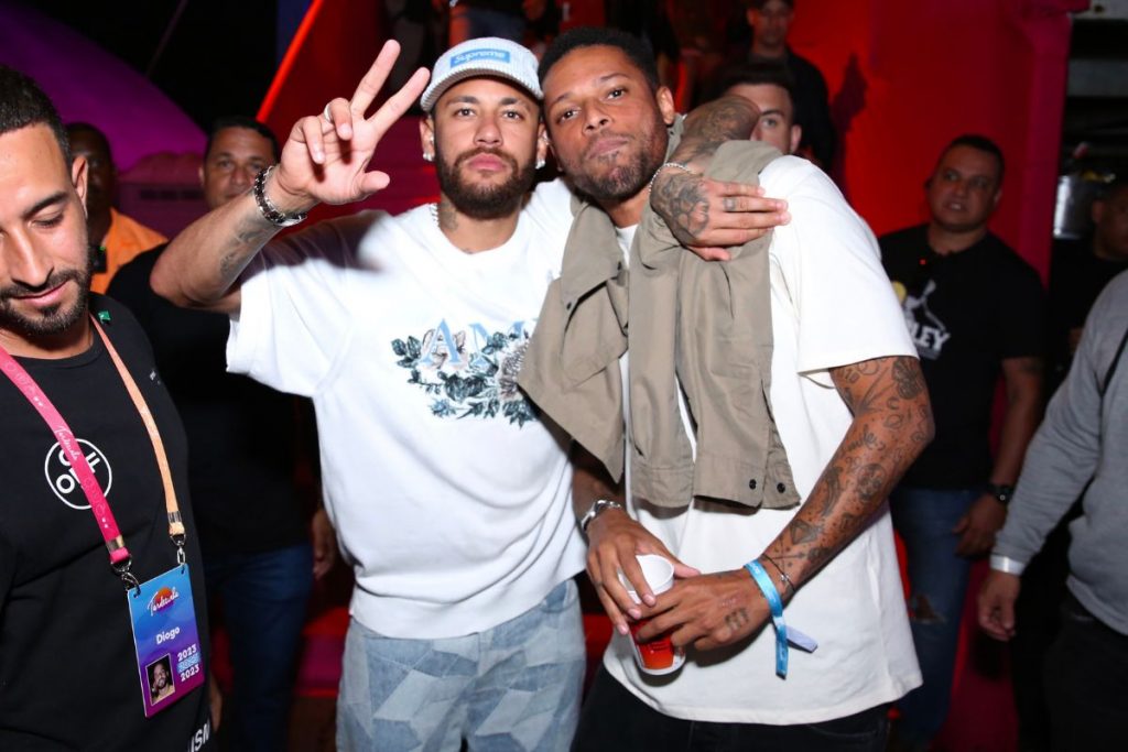Neymar posa com colega