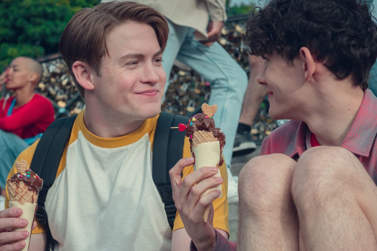 Nick (Kit Connor) e Charlie (Joe Locke) tomando sorvete em Heartstopper