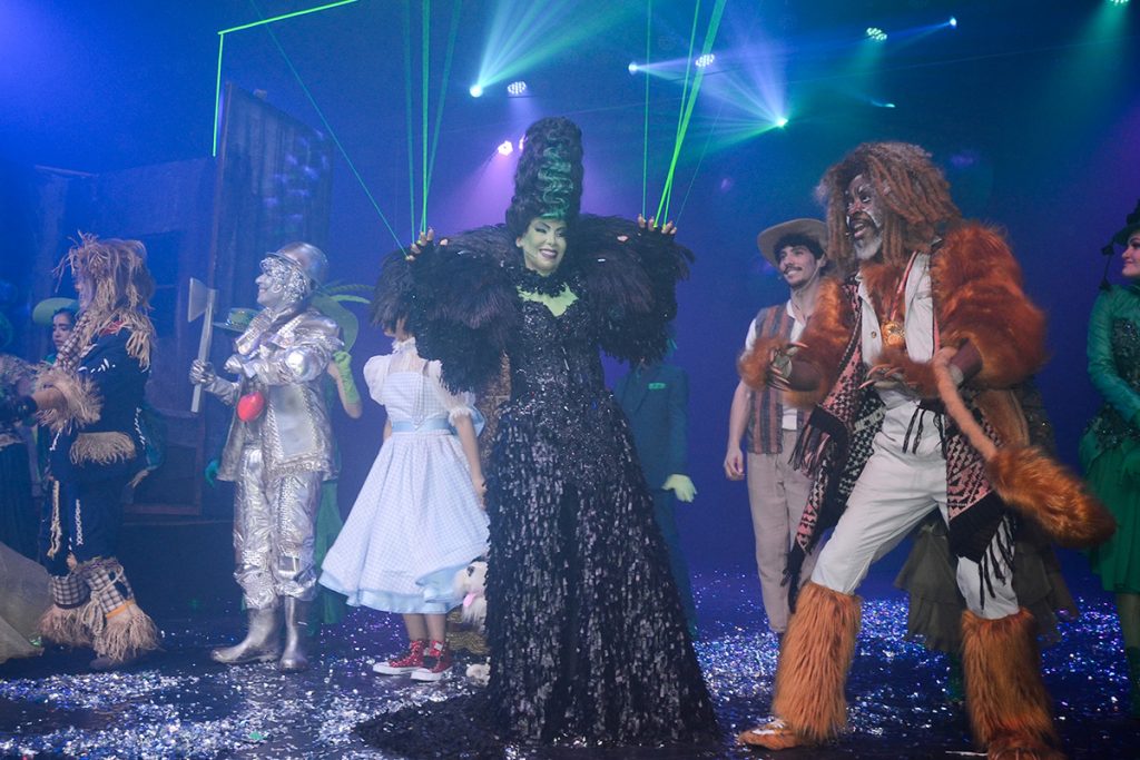 O elenco de O Mágico de Oz agradeceu o público após a estreia