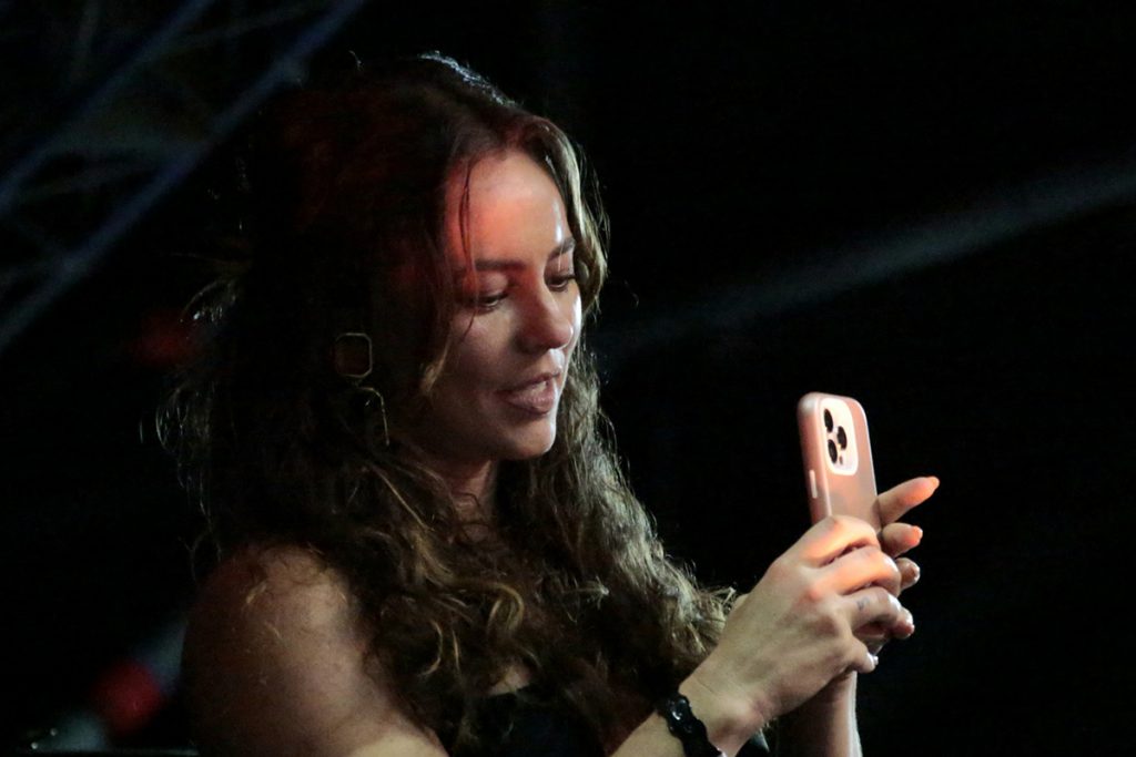 Paolla Oliveira fez questão de filmar diversos momentos da apresentação