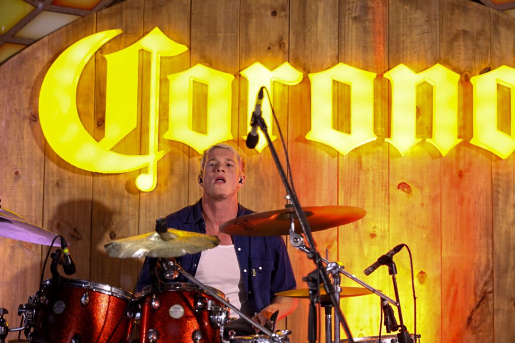 Pedro Novaes, filho de Marcello Novaes e Letícia Spiller, arrasou em show