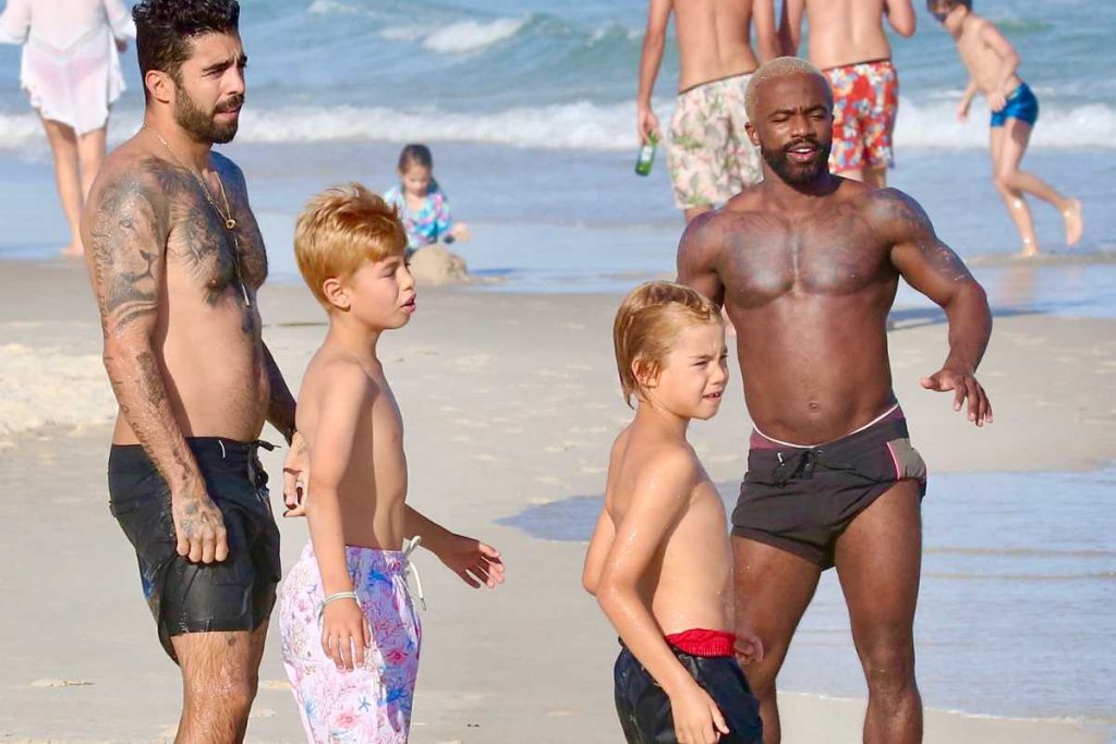 Pedro Scooby com filhos e rapper L7nnon na praia