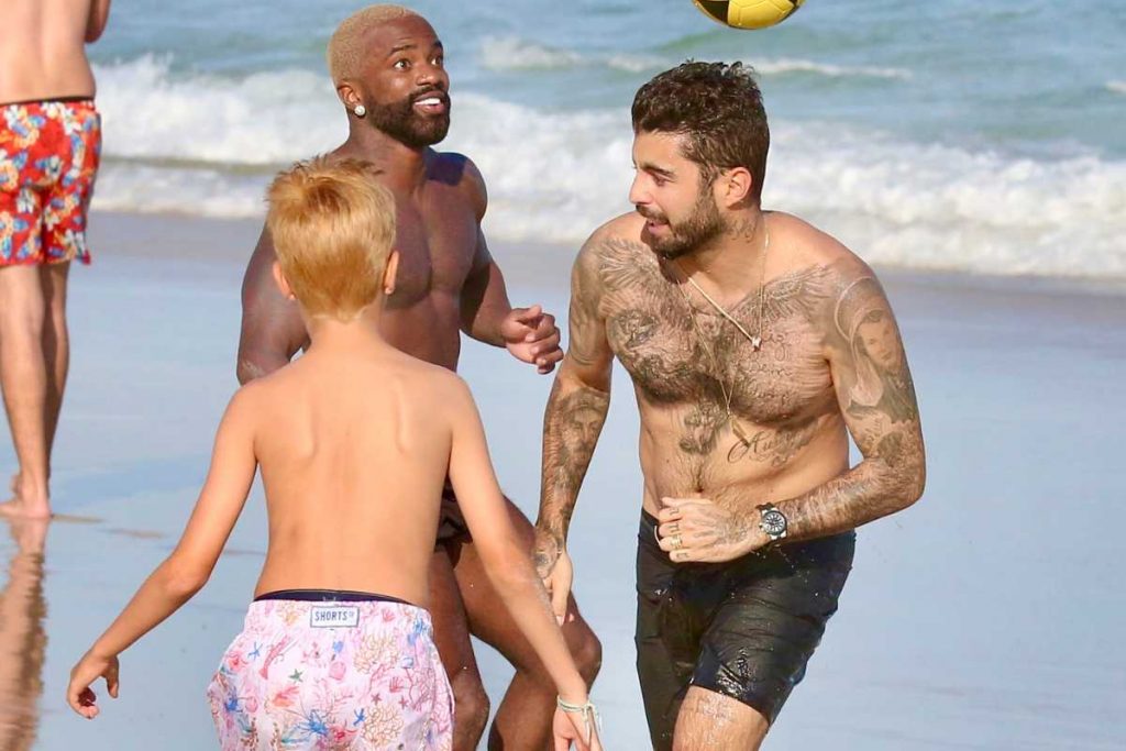 Pedro Scooby com filhos e rapper L7nnon na praia