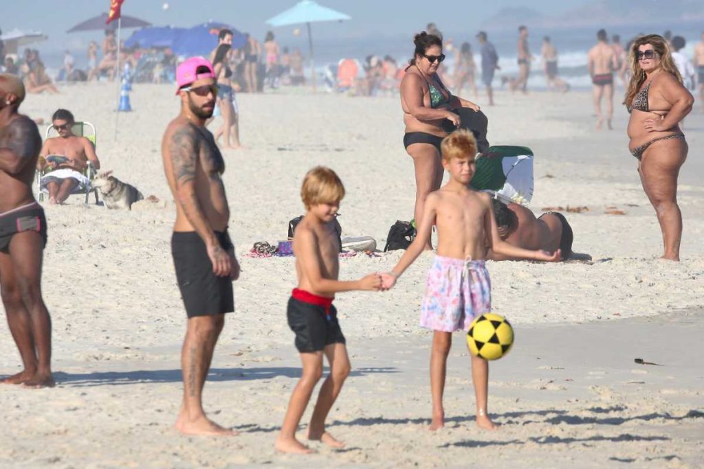 Pedro Scooby com filhos e rapper L7nnon na praia