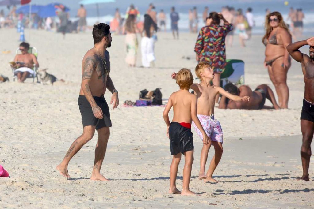 Pedro Scooby com filhos e rapper L7nnon na praia