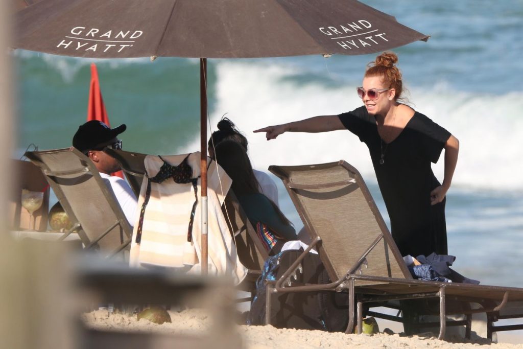 Peixinho Thiaguinho Fernanda Souza na praia