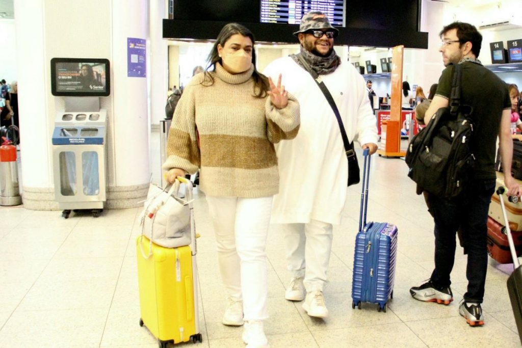 Preta Gil e Gominho no aeroporto