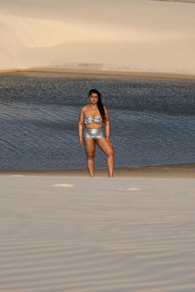 Preta Gil de biquíni metalizado nos Lençóis Maranhenses