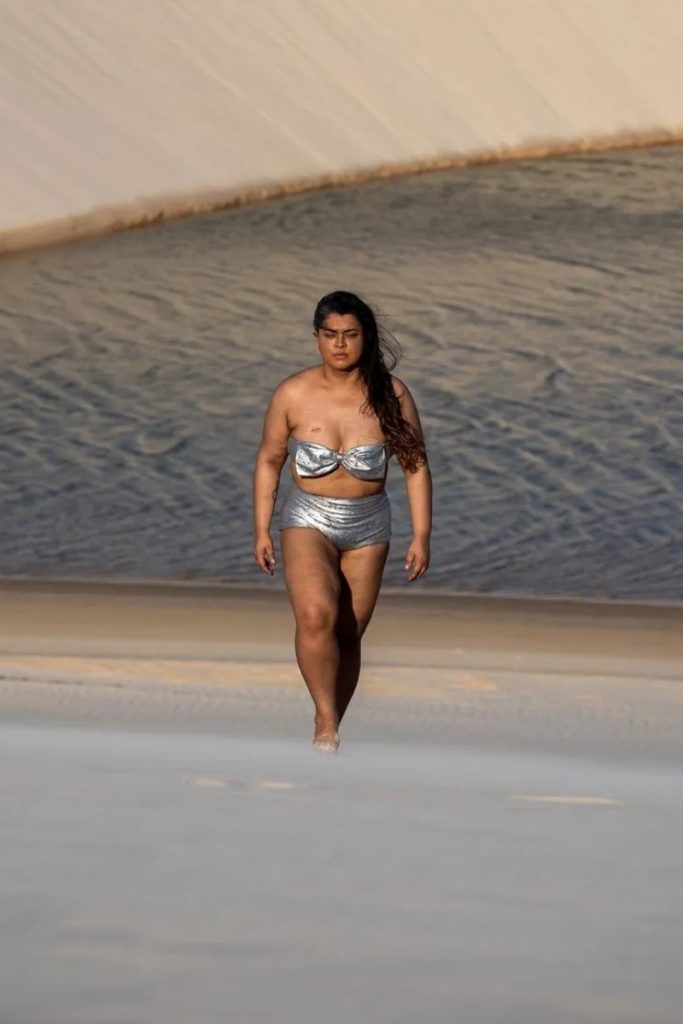 Preta Gil de biquíni metalizado nos Lençóis Maranhenses