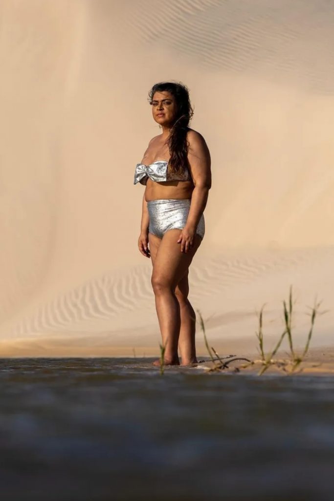Preta Gil de biquíni metalizado nos Lençóis Maranhenses