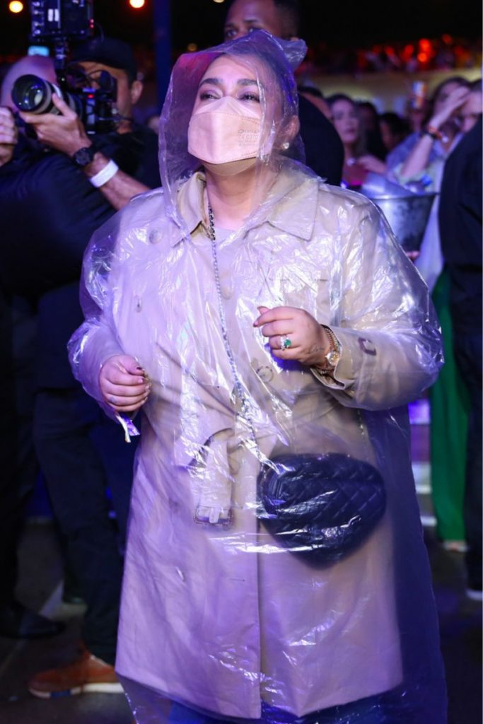 Preta Gil se diverte e dança, no show Tardezinha, do cantor Thiaguinho