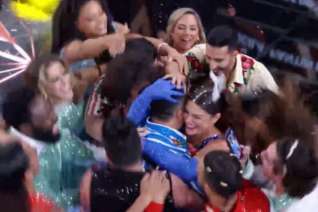 Elenco abraça Priscila fantin que venceu o Dança dos Famosos