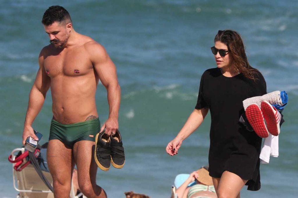 Priscila Fantin e Bruno Lopes na praia da Barra da Tijuca