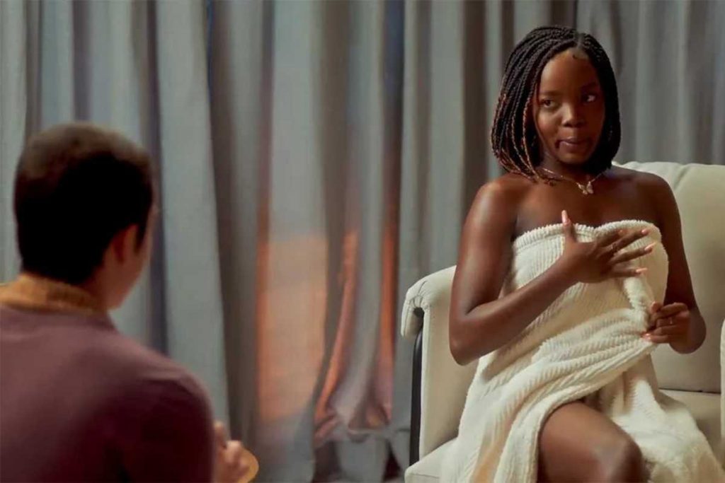 Rafa (Caio Manhente) tirando fotos de Kate (Clara Moneke) nua em Vai na Fé