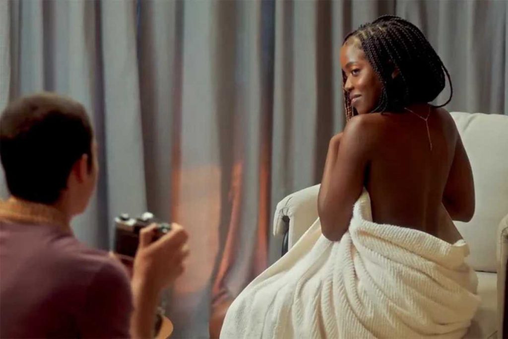 Rafa (Caio Manhente) tirando fotos de Kate (Clara Moneke) nua em Vai na Fé