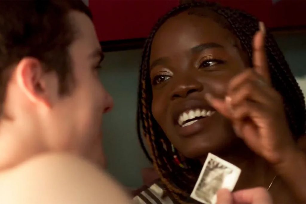 Kate (Clara Moneke) e Rafa (Caio Manhente) transando em Vai na Fé