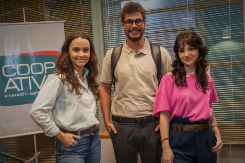 rafael vitti, débora falabella e debora ozório nos bastidores de terra e paixão