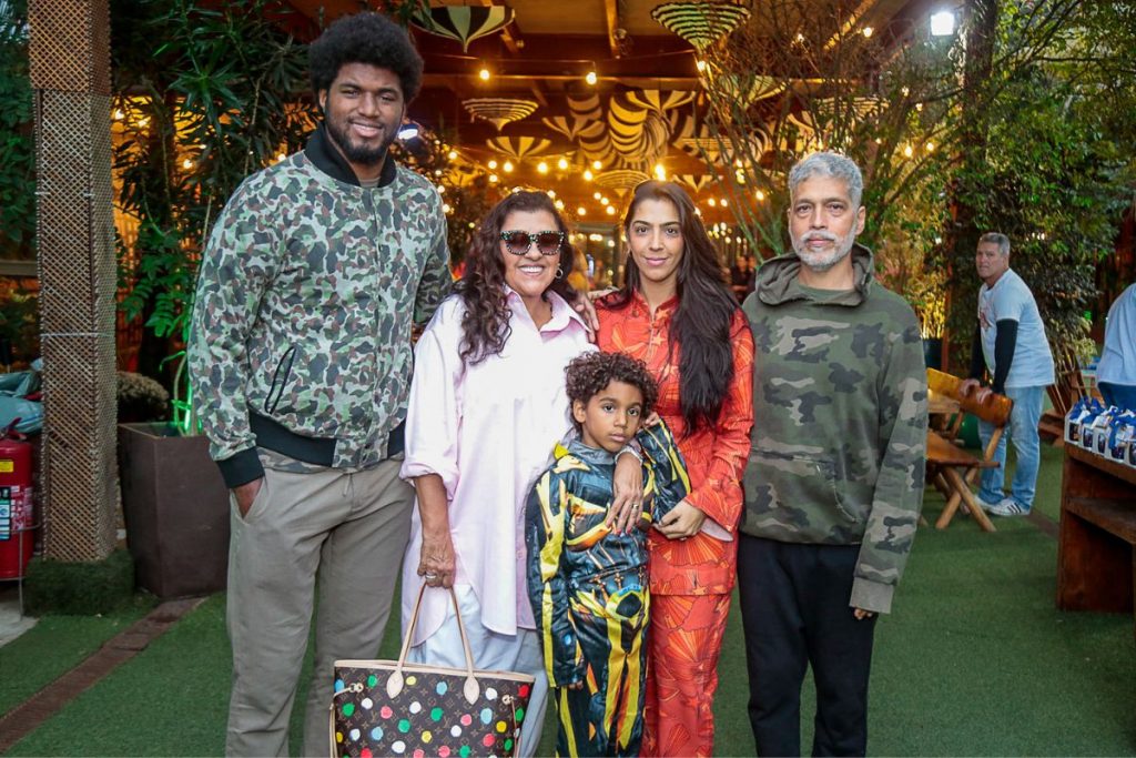 Regina Casé com o marido Estevão Ciavatta, a filha Benedita, o genro João Pedro e o neto Brás
