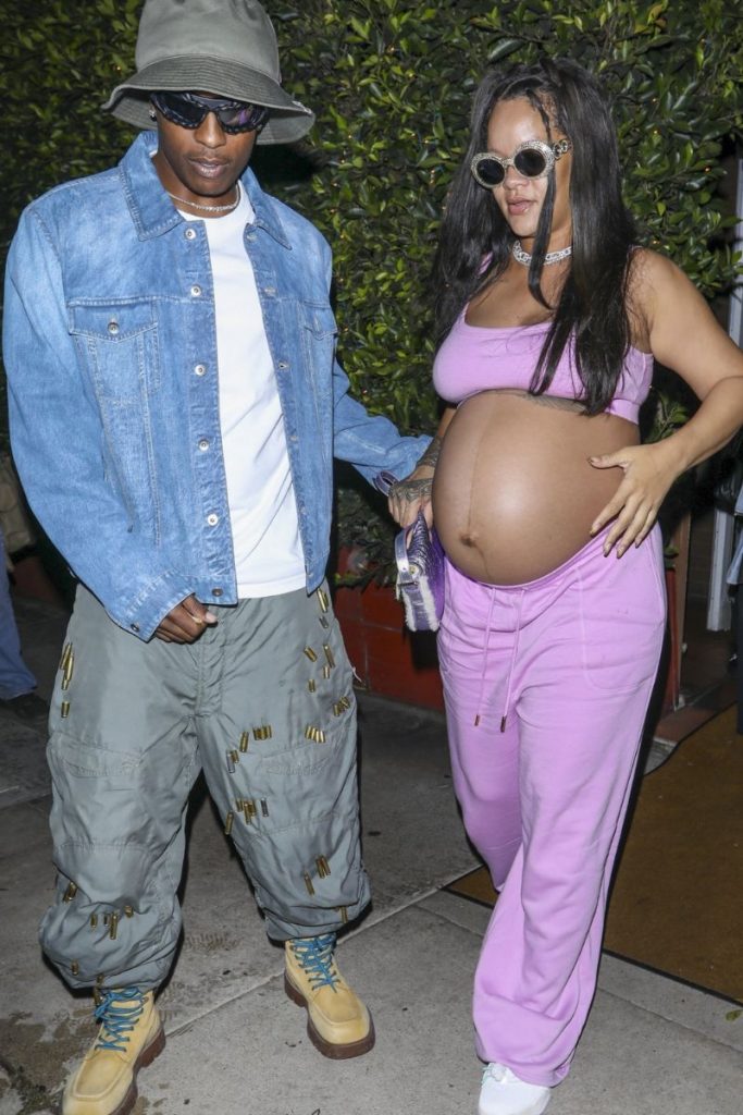 ASAP Rock e Rihanna, de roupa rosa exibindo a barriga de grávida