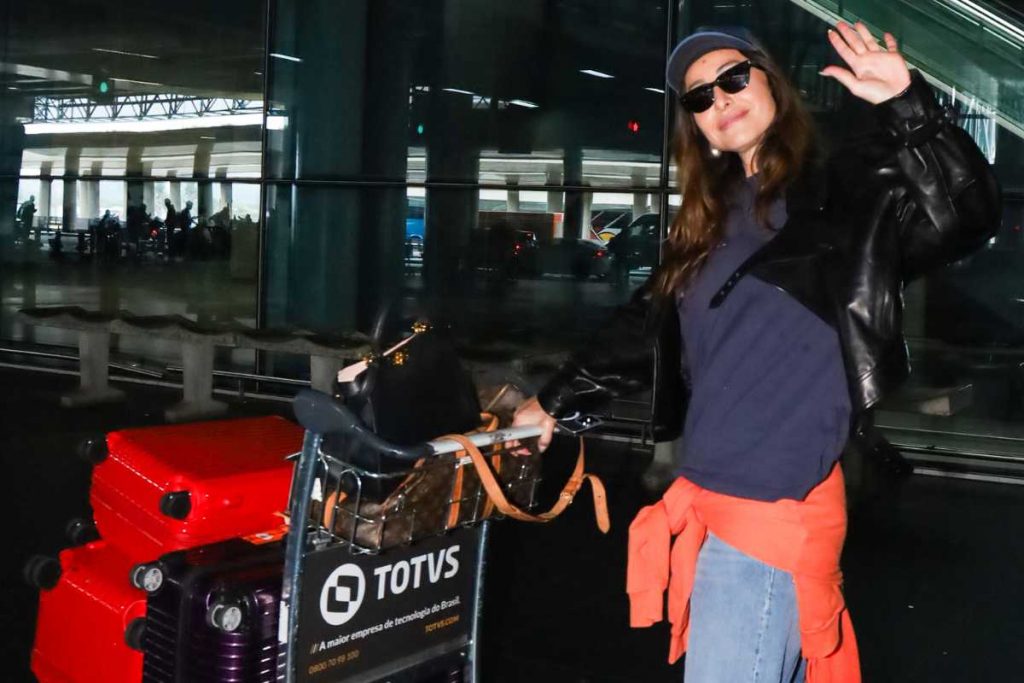 Sabrina Sato desembarcando de chinelo de dedo em aeroporto