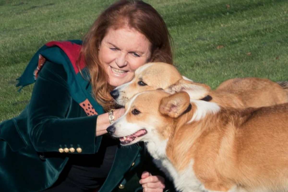 Sarah Ferguson com os cães da rainha