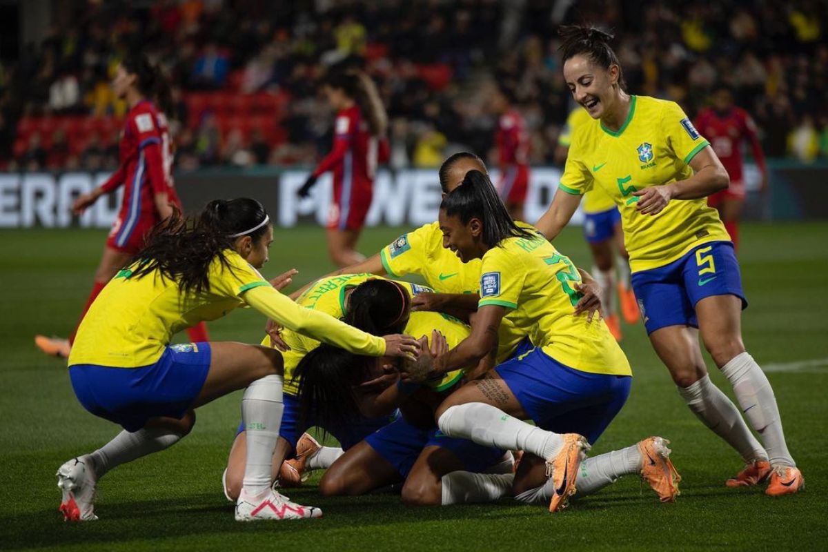 Seleção Feminina de Futebol do Brasil após o gol