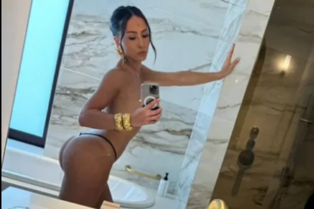 selfie de sabrina sato posando de topless em hotel italiano