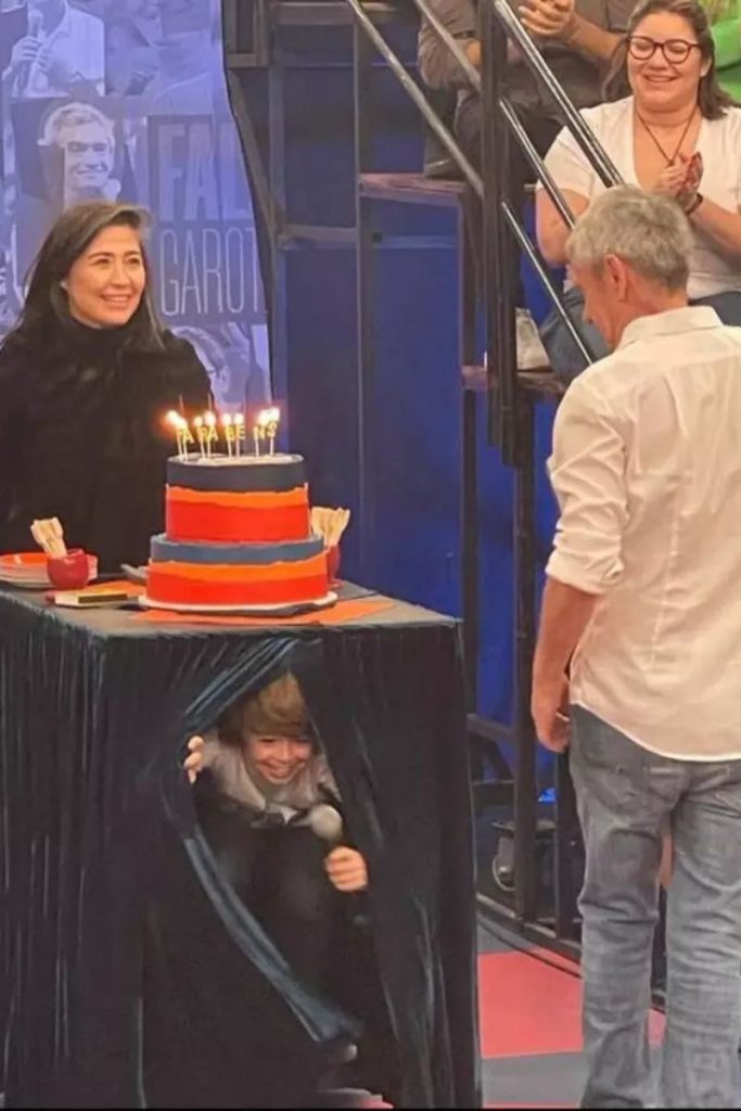 Fernanda Molina e Theo levam o bolo surpresa ao papai Serginho Groisman