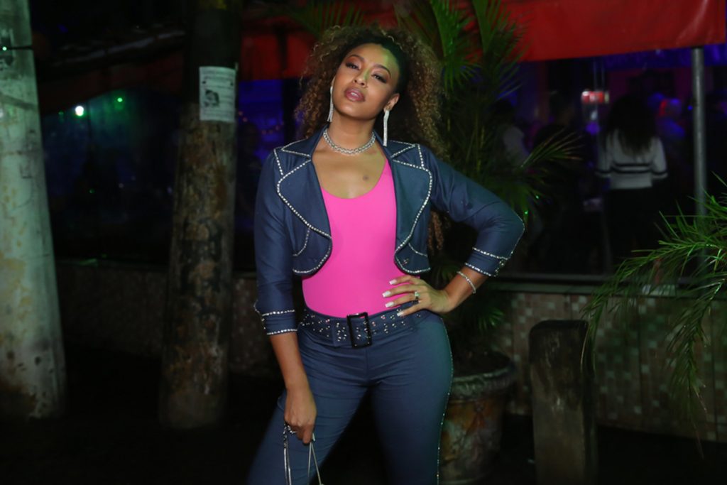 A atriz fez questão de posar para muitas fotos