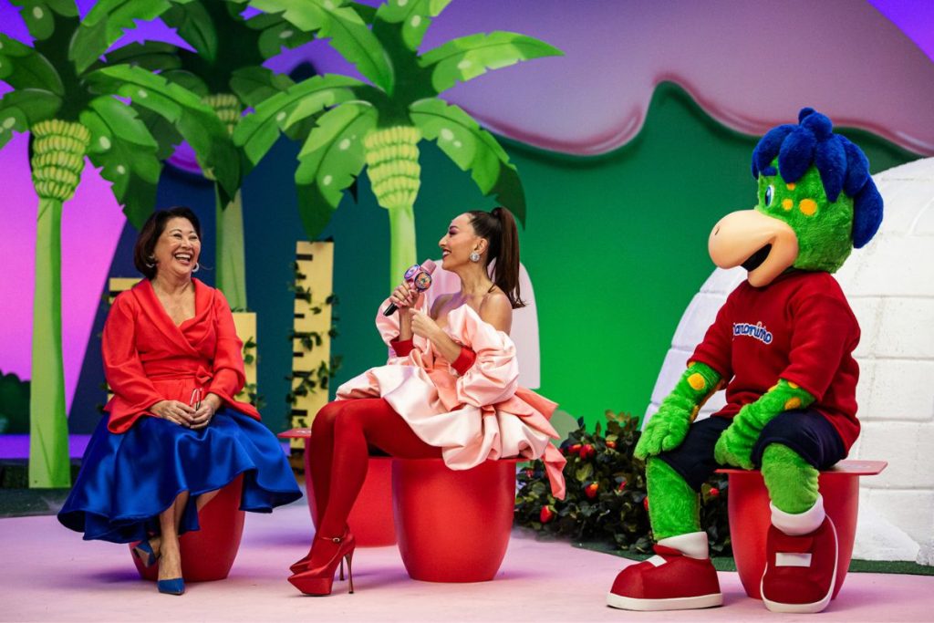 Sabrina Sato, dona Kika e Dino no 'Show das Gigantices'