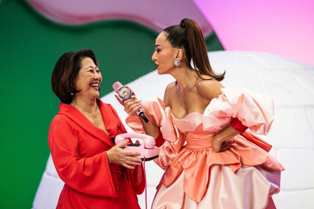 Sabrina Sato e dona Kika no 'Show das Gigantices'