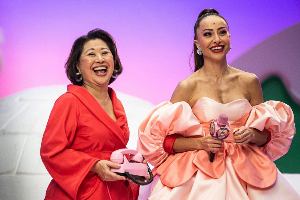 Sabrina Sato e dona Kika no 'Show das Gigantices'