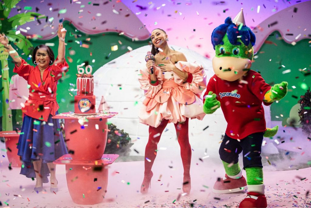 Sabrina Sato, dona Kika e Dino no 'Show das Gigantices'