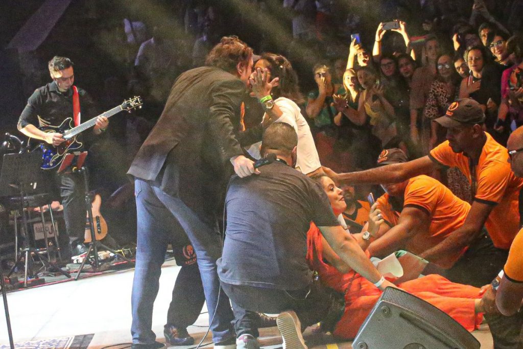 Fábio Jr. beija fã em Salvador 